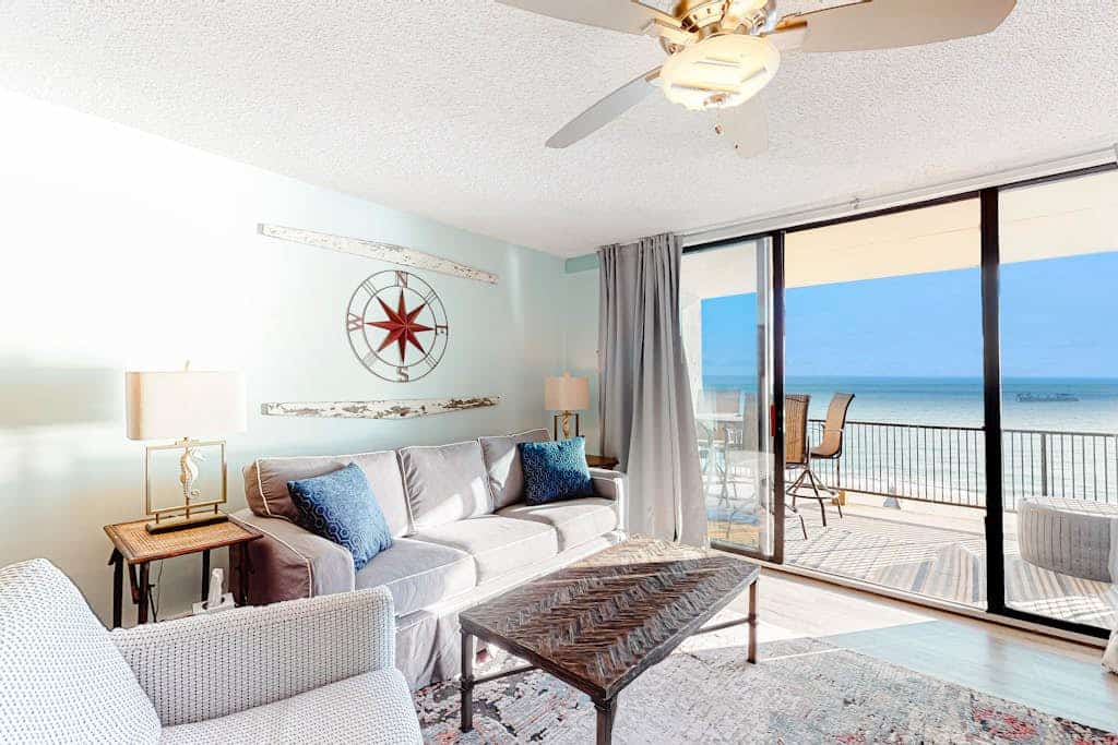 Beach- & oceanfront condo with balcony, washer/dryer, pool, & views