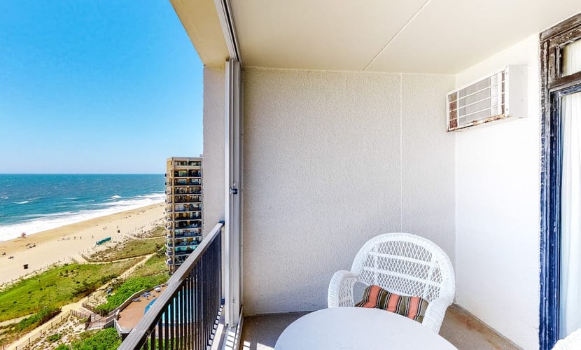 Oceanfront condo with balcony, views, & pool - great location