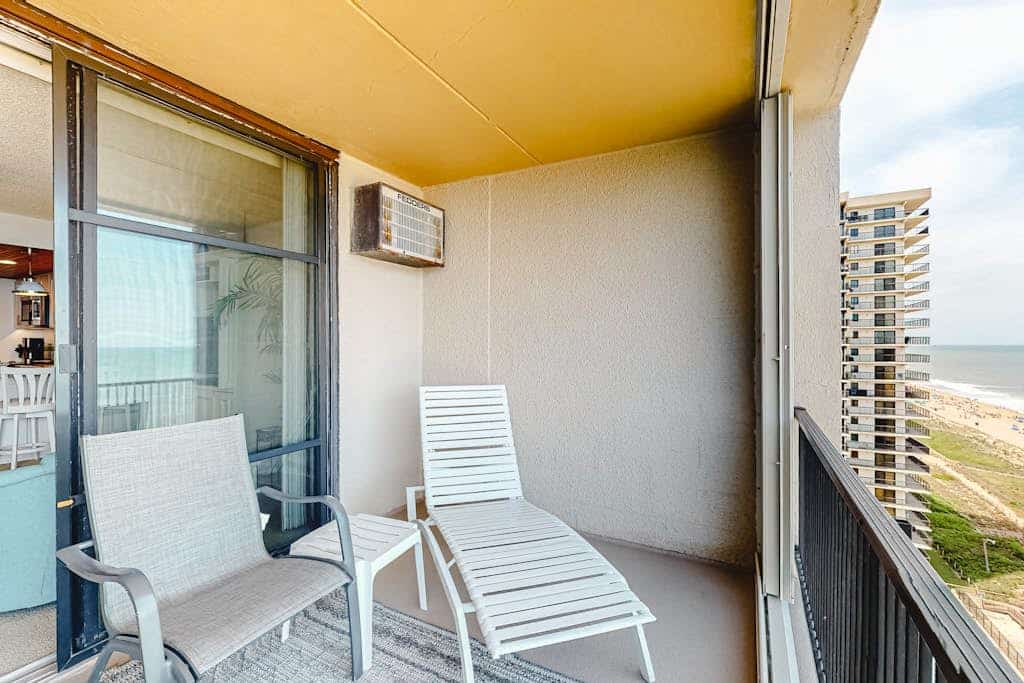 Oceanfront condo with W/D & outdoor pool - great location