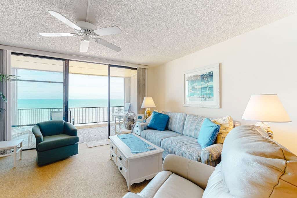 Oceanfront condo with W/D & outdoor pool - great location