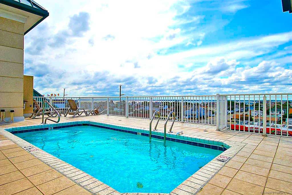Family-Friendly Beach Condo w/Balcony, W/D, A/C, Shared Outdoor Pool & Gym