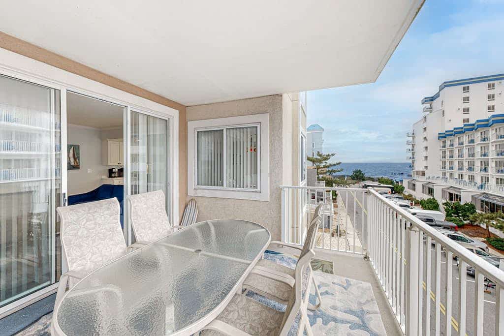 Family-Friendly Beach Condo w/Balcony, W/D, A/C, Shared Outdoor Pool & Gym