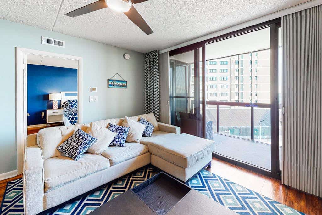 Charming beach condo overlooking tennis courts with balcony & pools