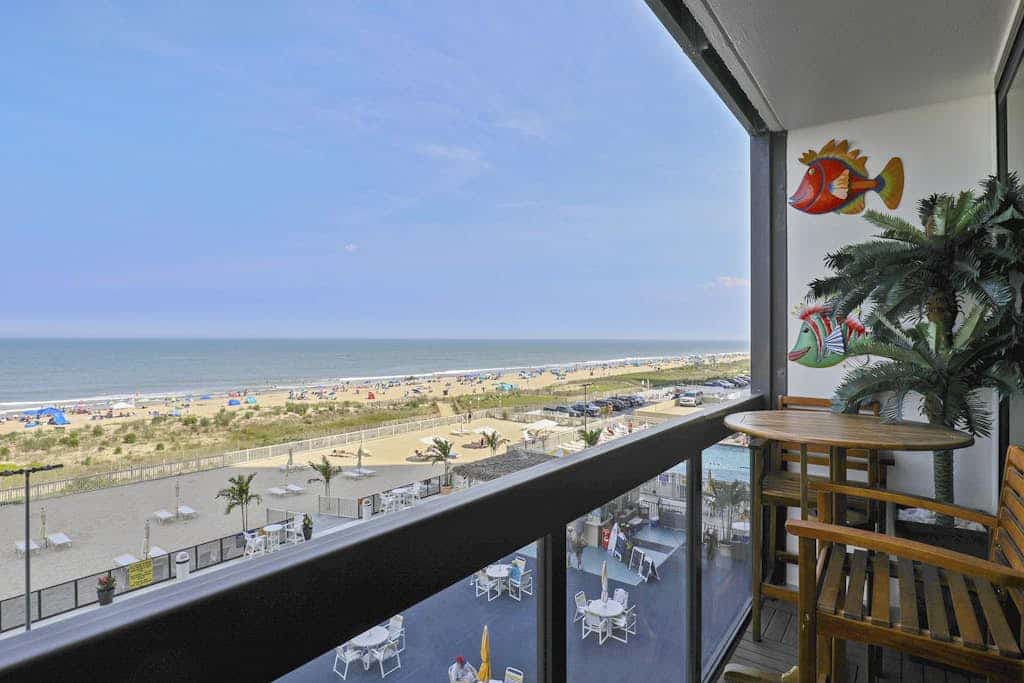 Modern beachfront studio with balcony, views, pool & gym