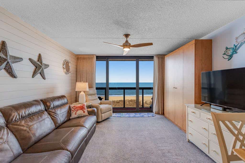 Waterfront condo with balcony, AC, tennis, pools & gym