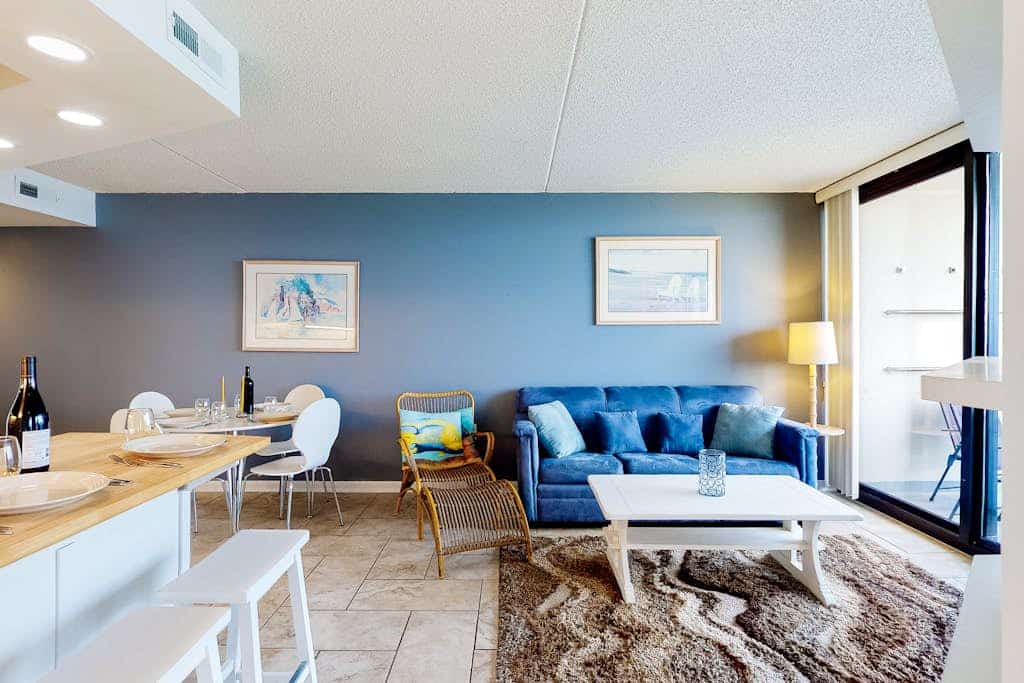 Delightful, well-equipped beachfront condo with balcony, views, pools & gym