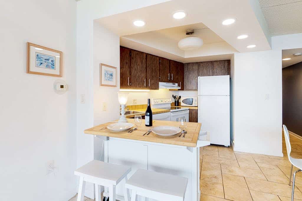 Delightful, well-equipped beachfront condo with balcony, views, pools & gym