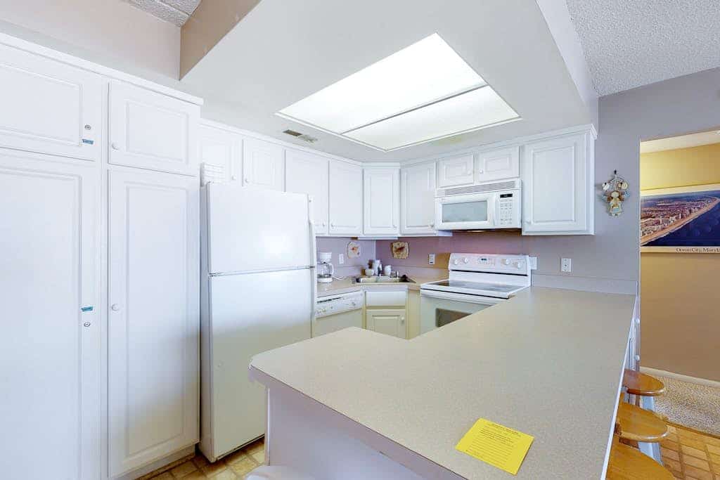 Sunny beachfront condo with balcony, central AC, pools & gym