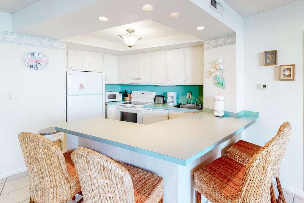 Beachfront condo with balcony, AC, pools, gym & sauna