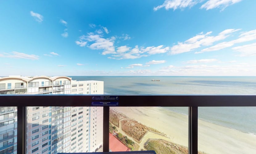 Affordable beach condo with balcony views, pools & game room