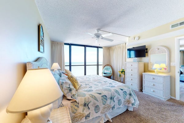 Affordable beach condo with balcony views, pools & game room