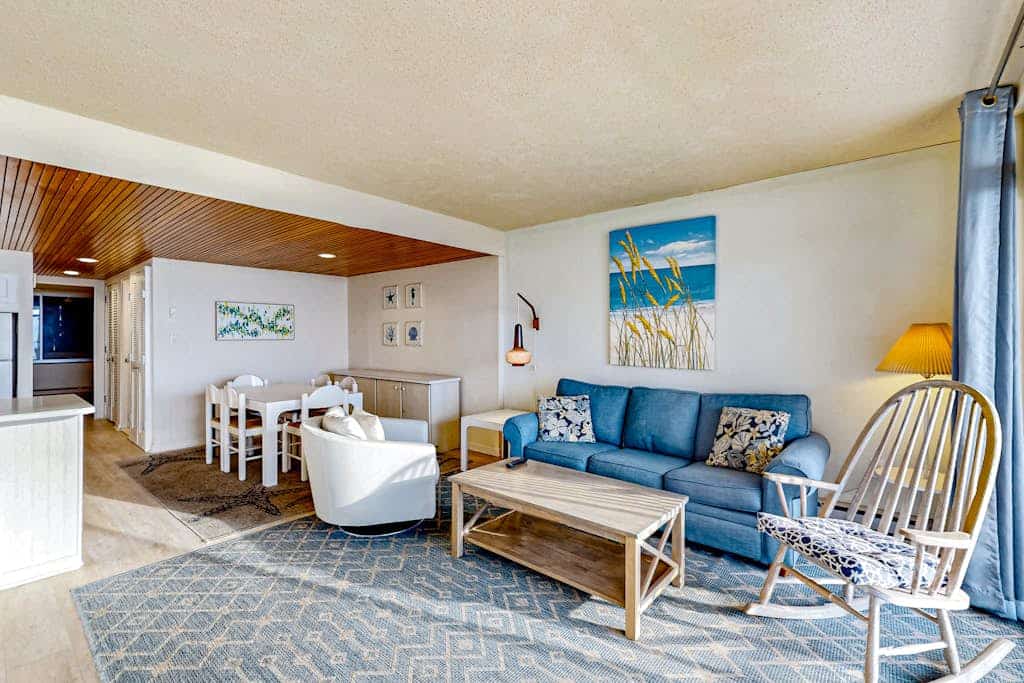 Beachfront condo with amazing views, balcony, & outdoor pool