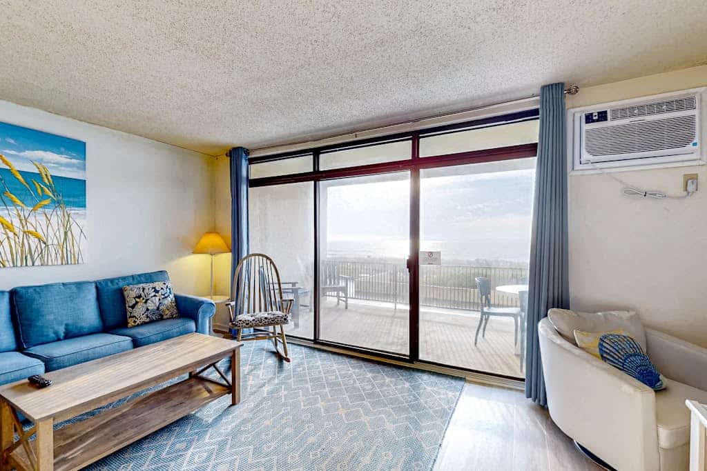 Beachfront condo with amazing views, balcony, & outdoor pool