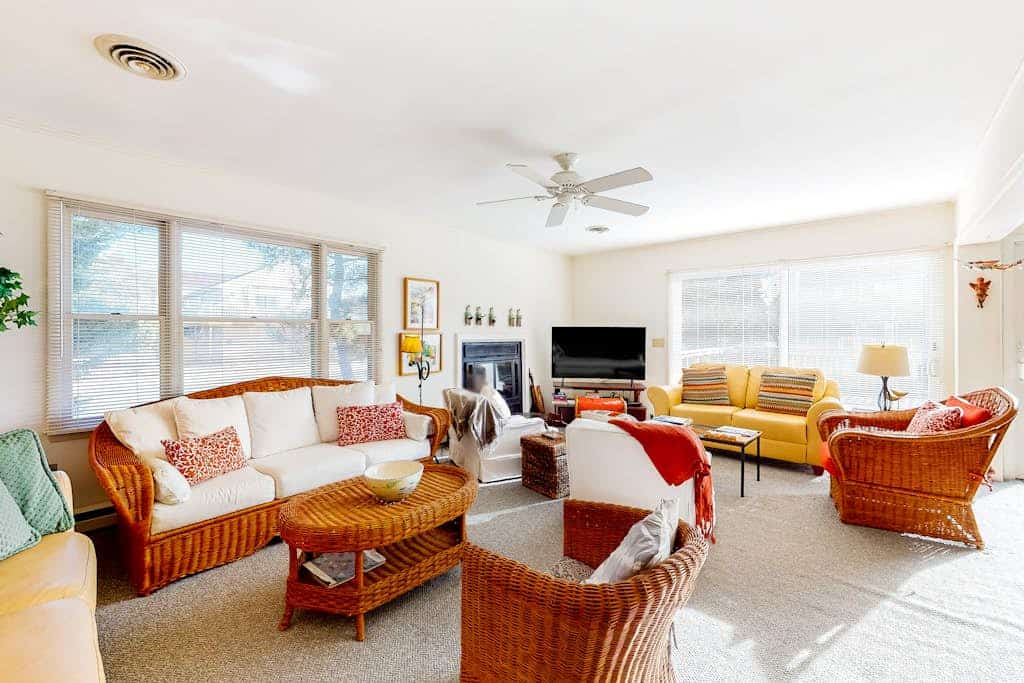 Canal-front home with boat dock, large deck, AC, washer/dryer & WiFi