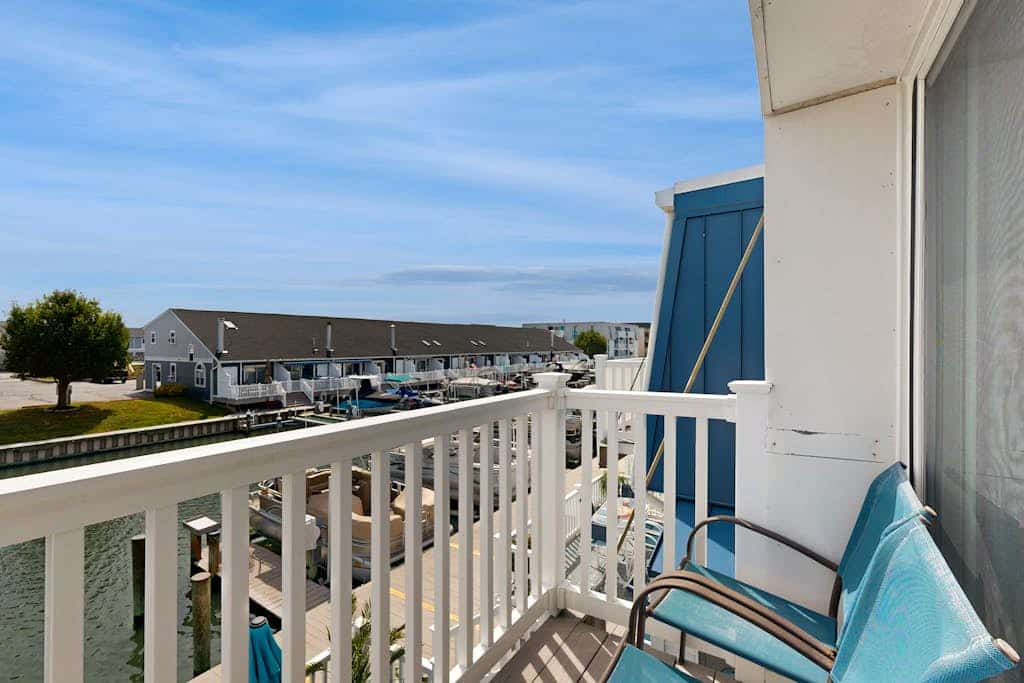 Lovely Bayside Condo with Spacious Deck Overlooking Canal w/Shared Pool, WiFi