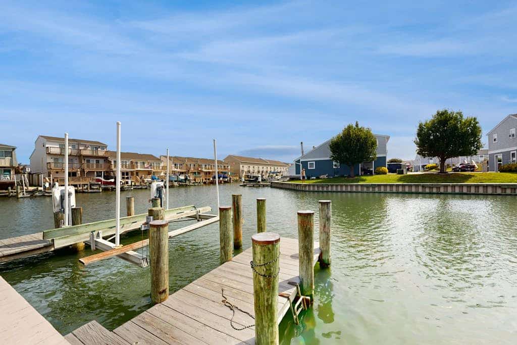 Lovely Bayside Condo with Spacious Deck Overlooking Canal w/Shared Pool, WiFi