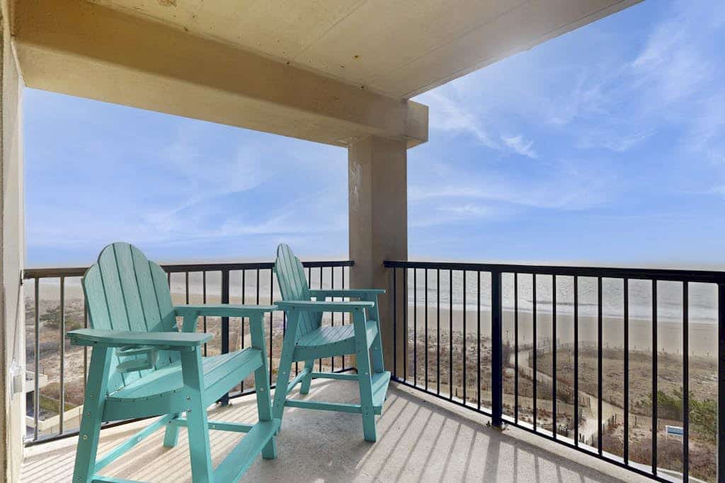 Gorgeous oceanfront studio with outdoor pool & amazing views