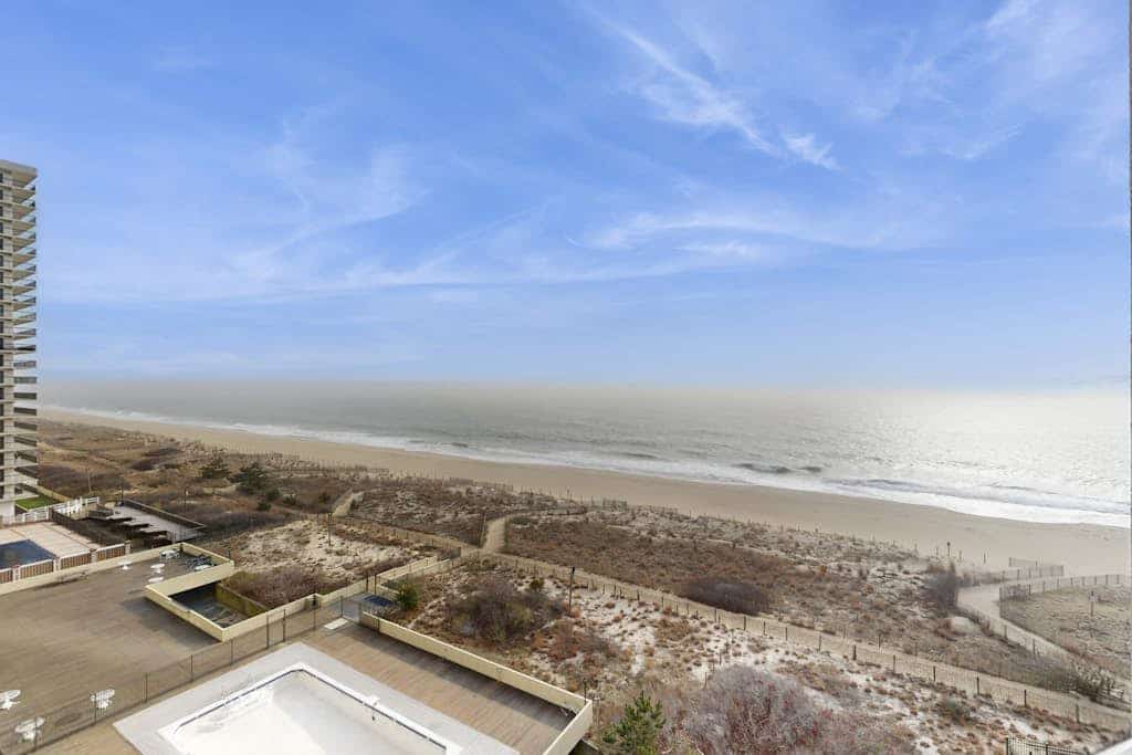 Gorgeous oceanfront studio with outdoor pool & amazing views