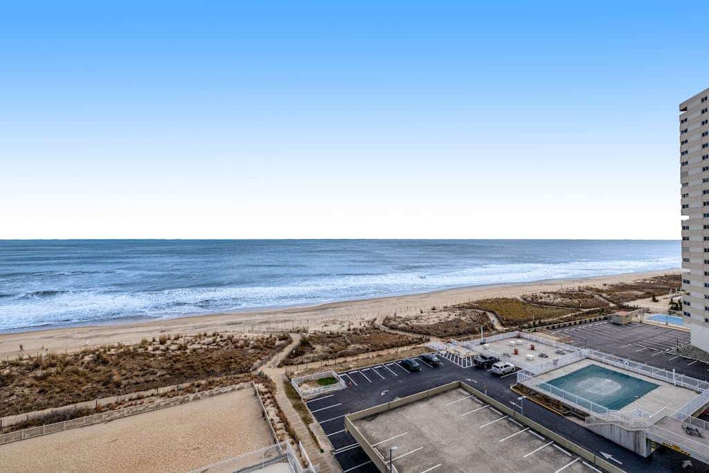 Lovely beachfront condo with balcony views, pools, tennis & gym
