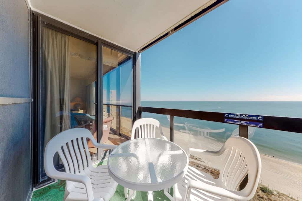Oceanfront condo with balcony, washer/dryer, pools, gym & beach bar