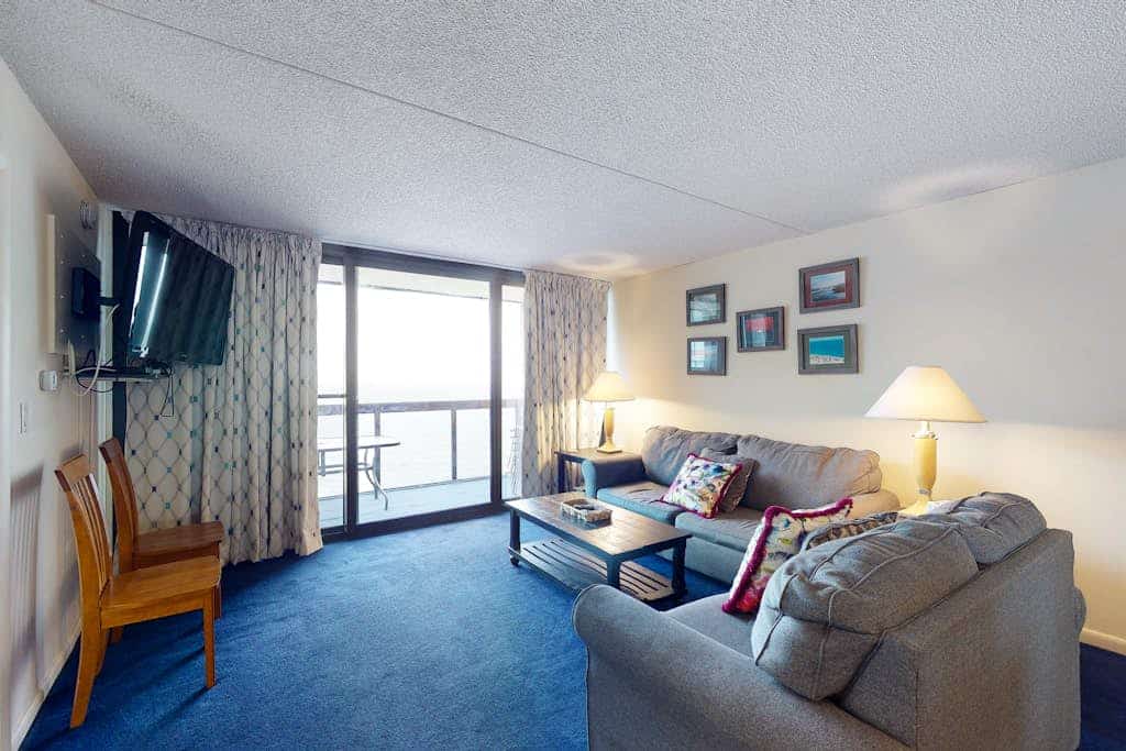 Stunning beach condo with balcony, angled views, W/D, pools & gym