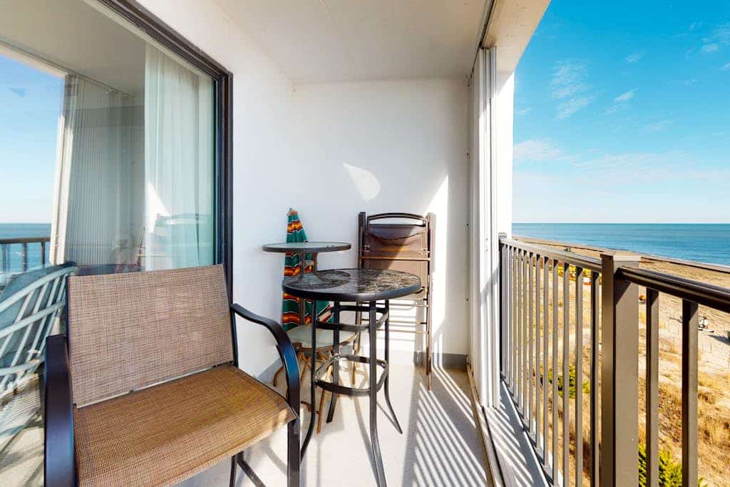 Inviting beachfront condo with beach views, balcony, AC & washer/dryer