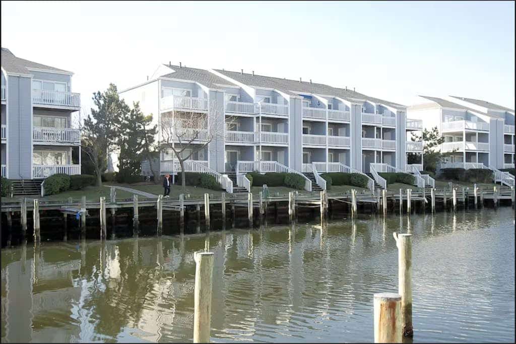Chic condo with pool, patio, central AC & washer/dryer - blocks to the beach