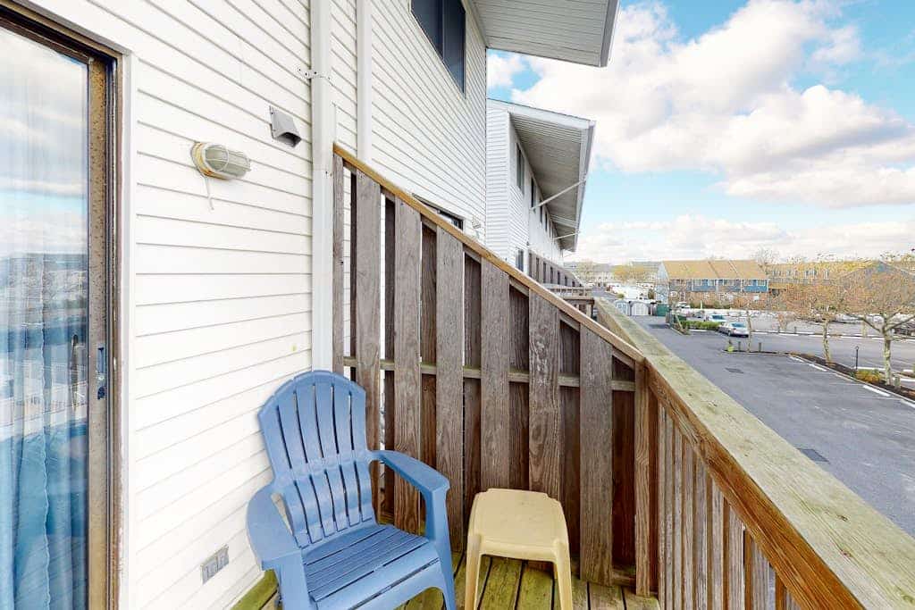 Two-level condo with balcony, AC, pool & dock - blocks to beach/Northside Park