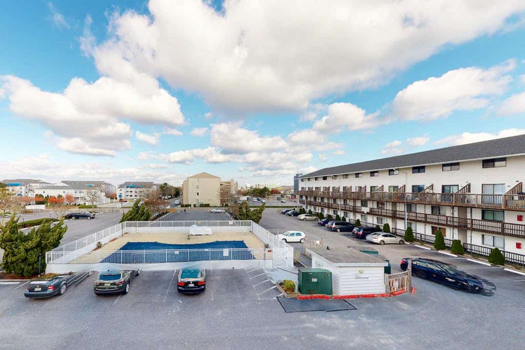 Two-level condo with balcony, AC, pool & dock - blocks to beach/Northside Park