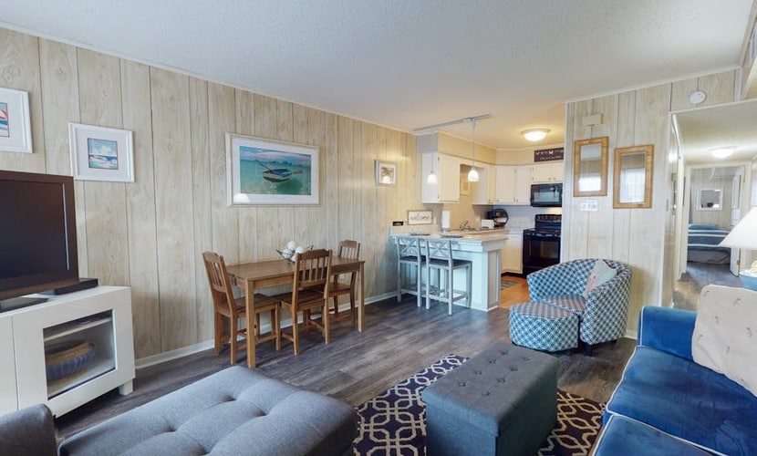 Recently Renovated Condo near the Ocean w/Private Balcony, Washer/Dryer, A/C