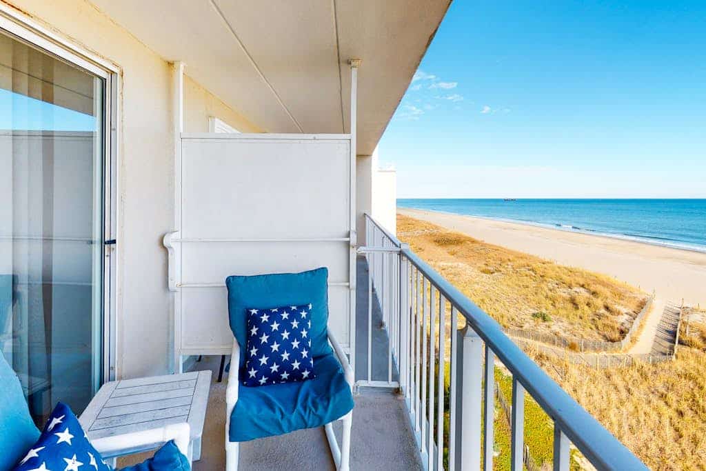Well-Equipped Family Beachfront Condo w/Balcony, Views, Washer/Dryer, A/C, WiFi