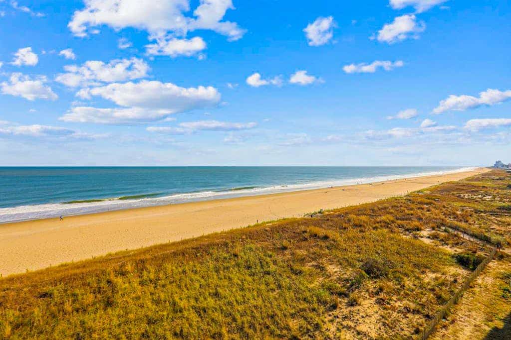 Well-Equipped Family Beachfront Condo w/Balcony, Views, Washer/Dryer, A/C, WiFi