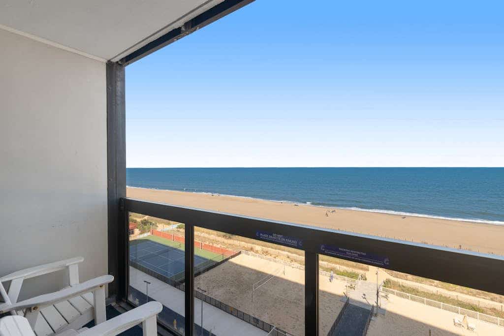 Updated condo with balcony, pools, gym, tennis court & AC