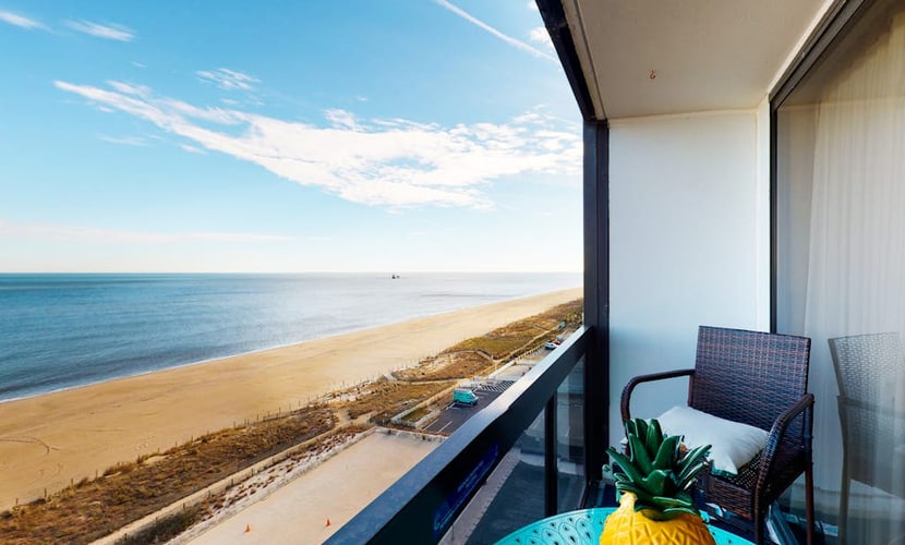 Warm & welcoming studio in oceanfront building with pool & sauna