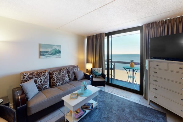 Warm & welcoming studio in oceanfront building with pool & sauna