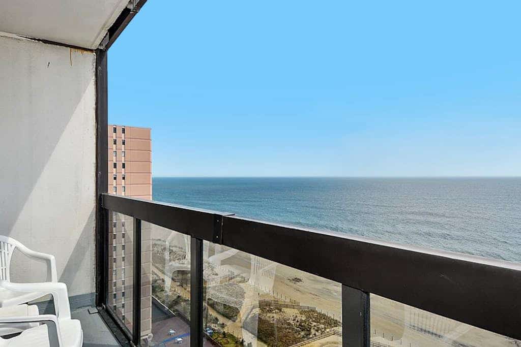 Incredible beachfront condo with balcony, washer/dryer, pools & gym