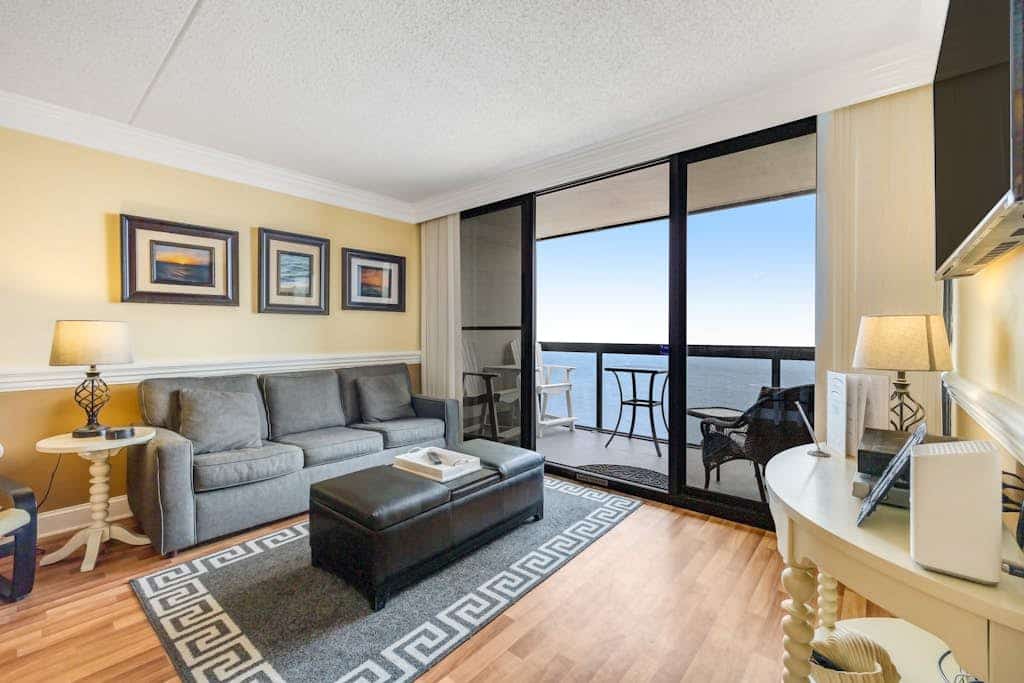 Cozy beachfront condo with balcony, washer/dryer, pools & gym