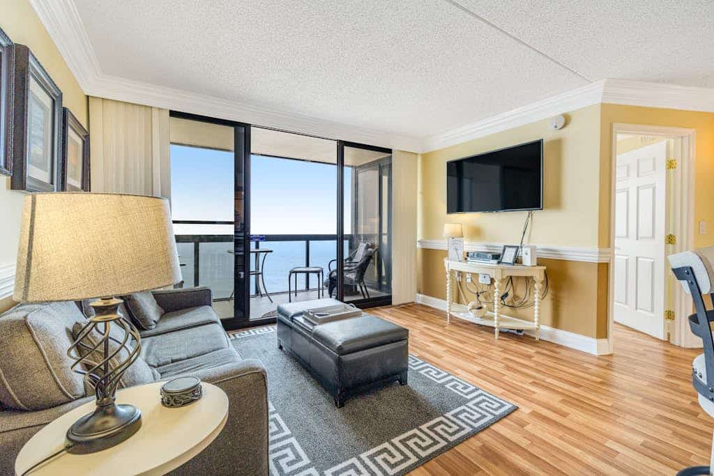 Cozy beachfront condo with balcony, washer/dryer, pools & gym