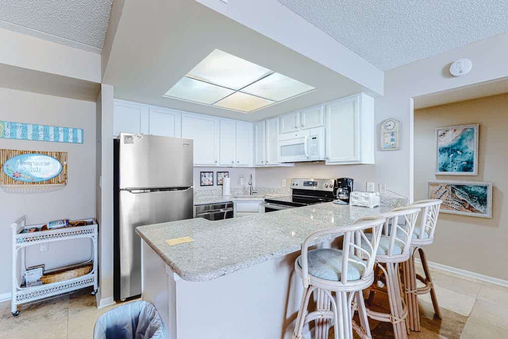 Convenient & affordable condo with balcony, ocean views, pools & gym
