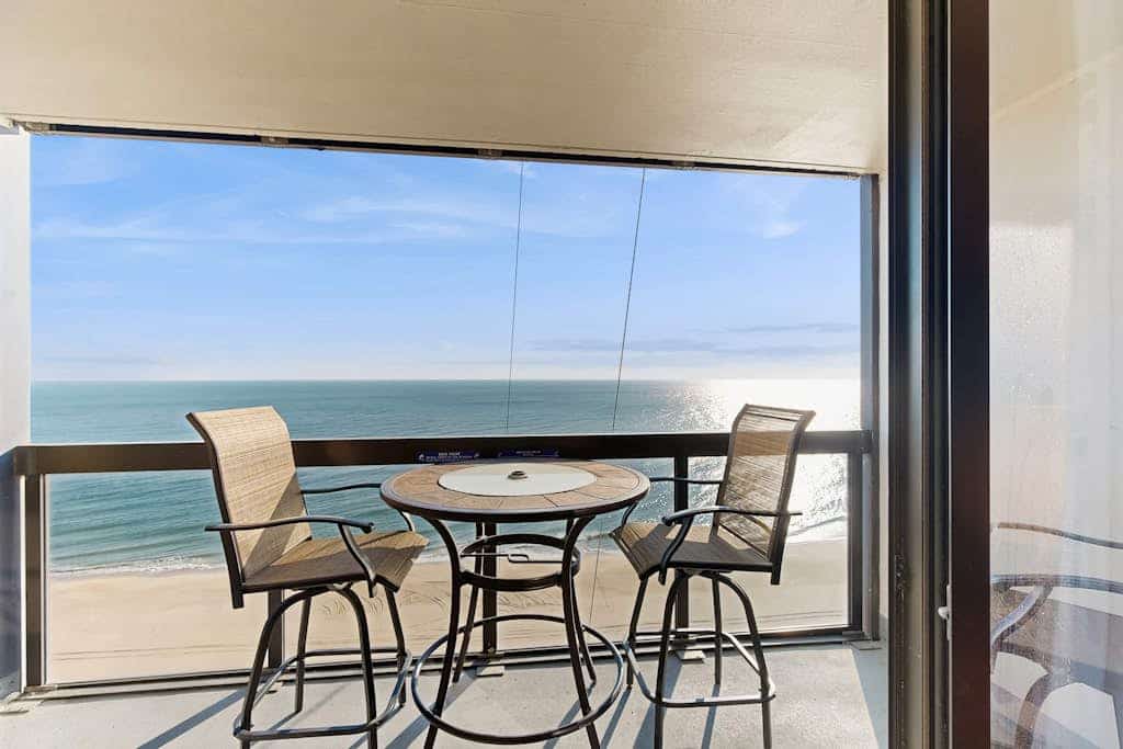 Incredible & affordable condo with beachfront location, pools & gym