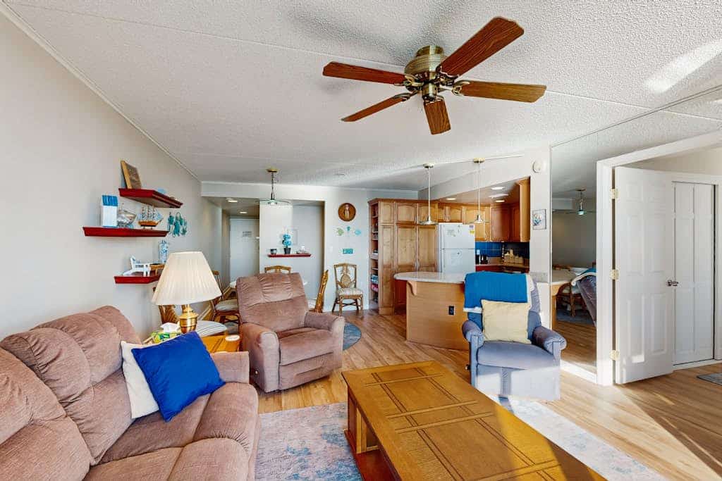 Incredible & affordable condo with beachfront location, pools & gym