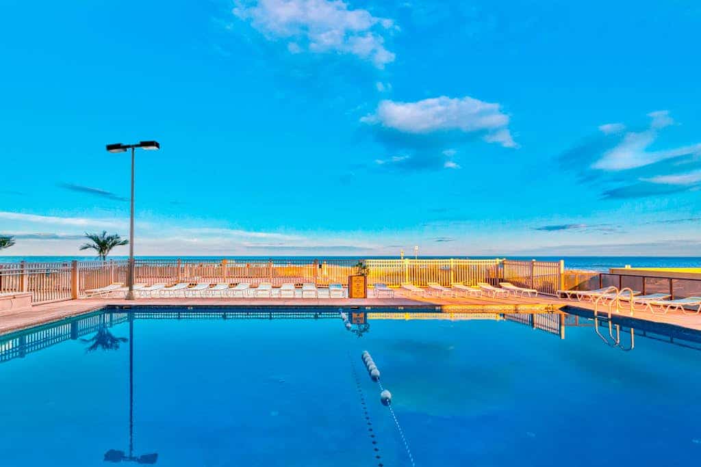 Waterfront condo with incredible views, balcony, washer/dryer, pools & sauna