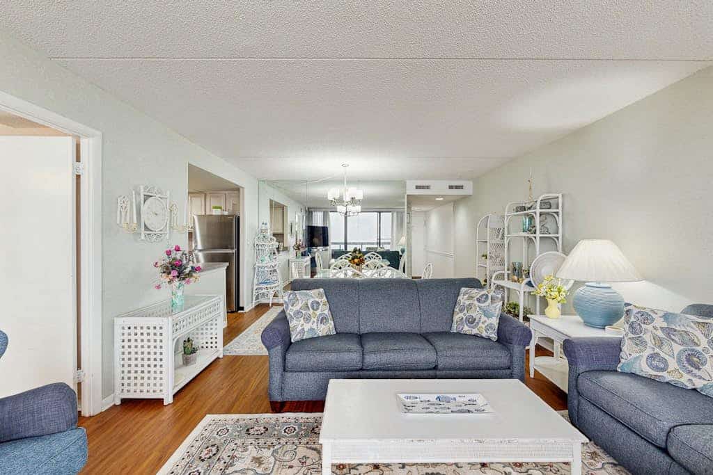Waterfront condo with incredible views, balcony, washer/dryer, pools & sauna