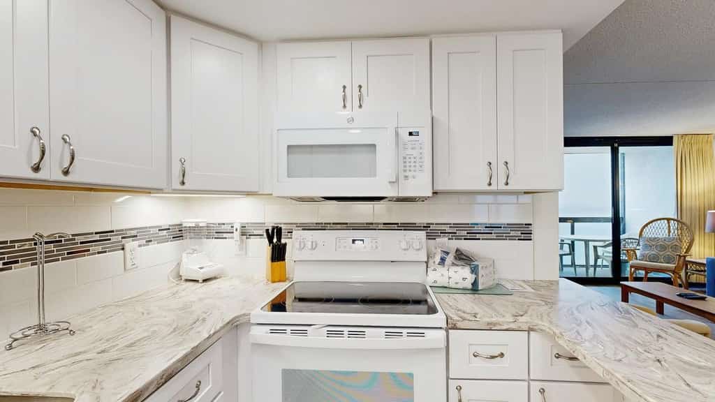 Beachfront condo with balcony, AC, W/D, pools & game room