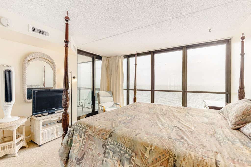Elegant beachfront condo with balcony, W/D, AC, pools, sauna & gym