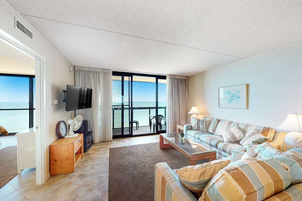 Darling oceanfront condo with balcony, W/D, AC, pools & game room