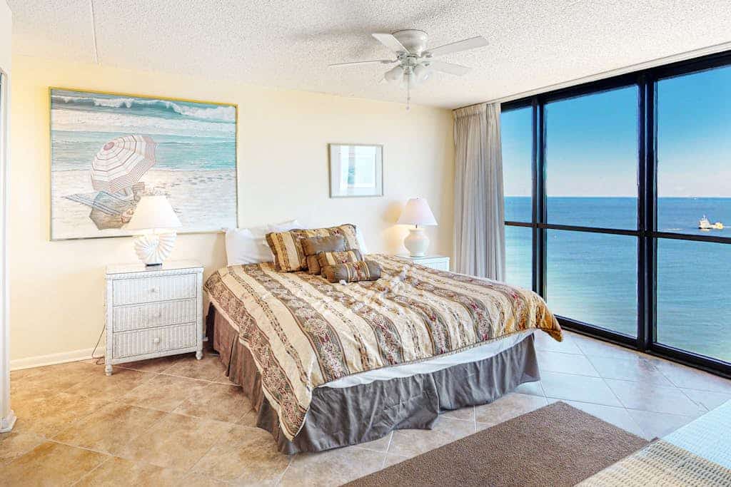 Darling oceanfront condo with balcony, W/D, AC, pools & game room