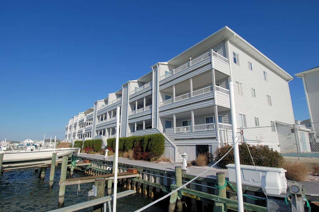Spacious bayfront home with water views - pool, fireplace & washer/dryer