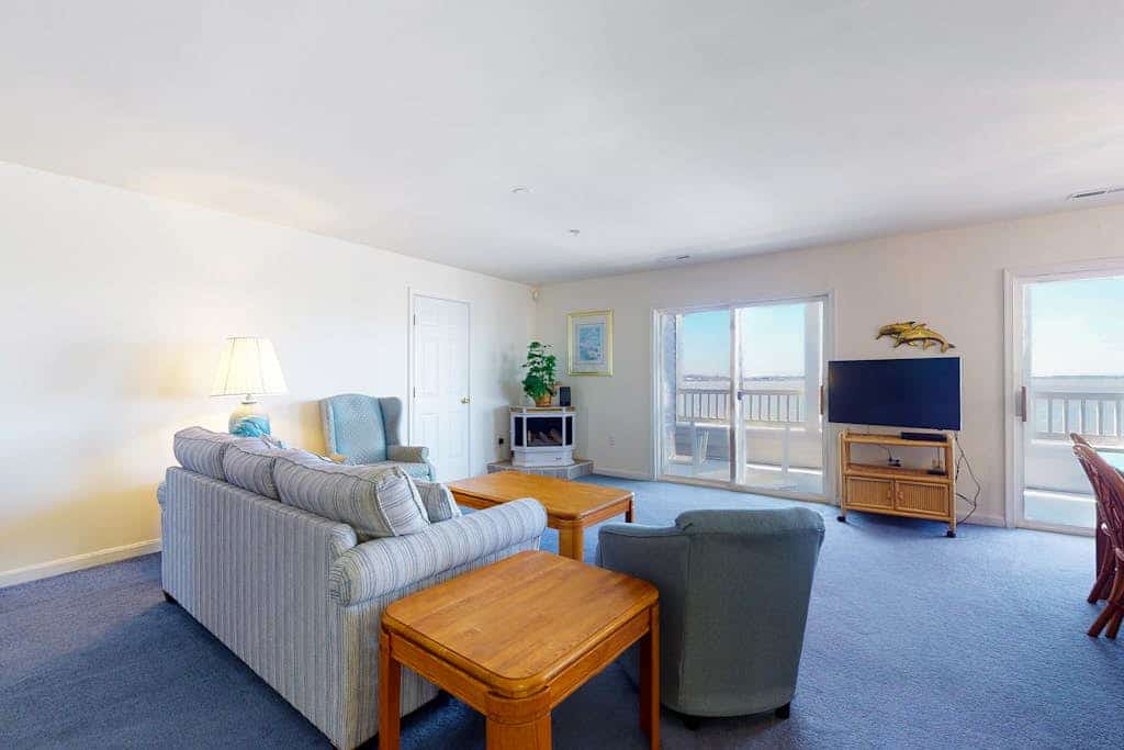 Spacious bayfront home with water views - pool, fireplace & washer/dryer