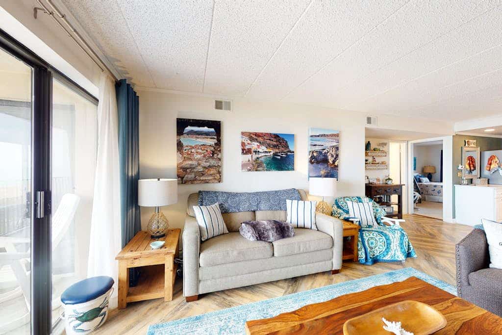 Large & Attractive Condo in Oceanfront Location w/Balcony Beach Views, AC, WiFi